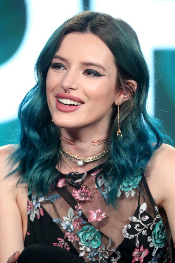Bella Thorne también se atrevió con el color azul en el pelo.