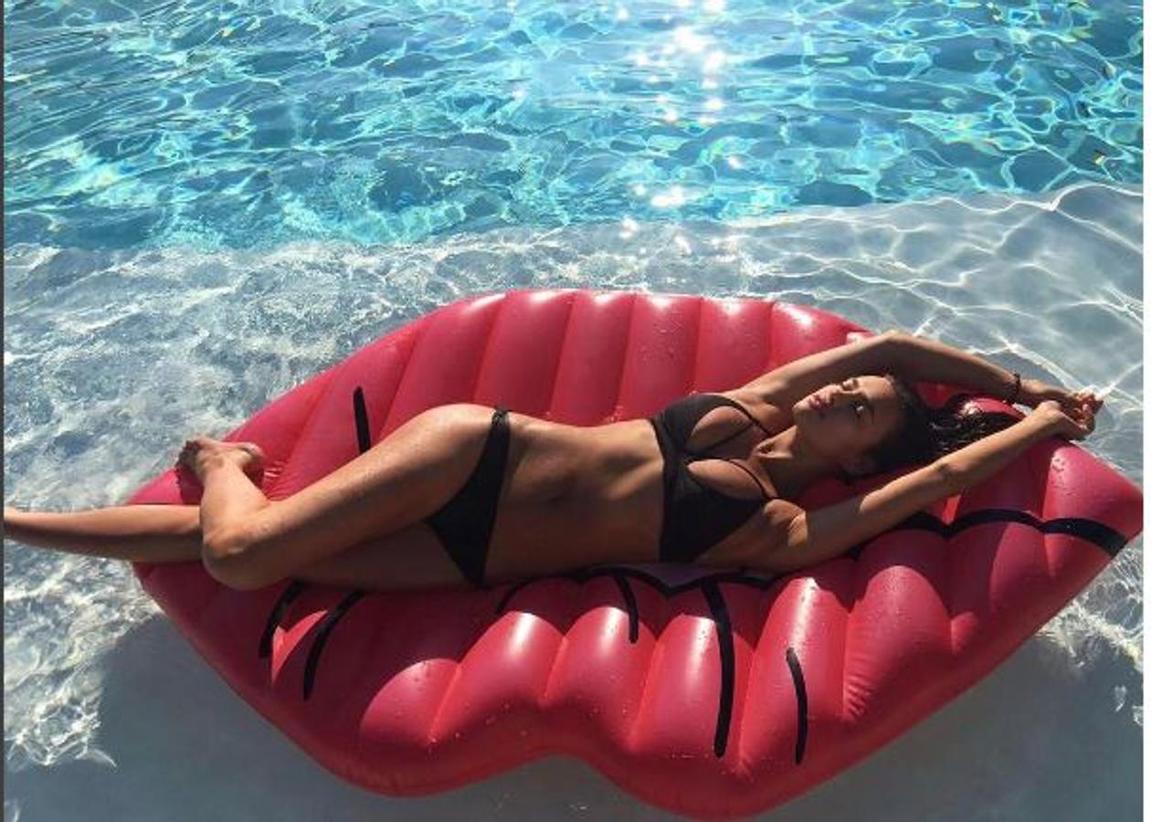 Así de espectacular posó la actriz al poco de dar a luz con un bikini negro,