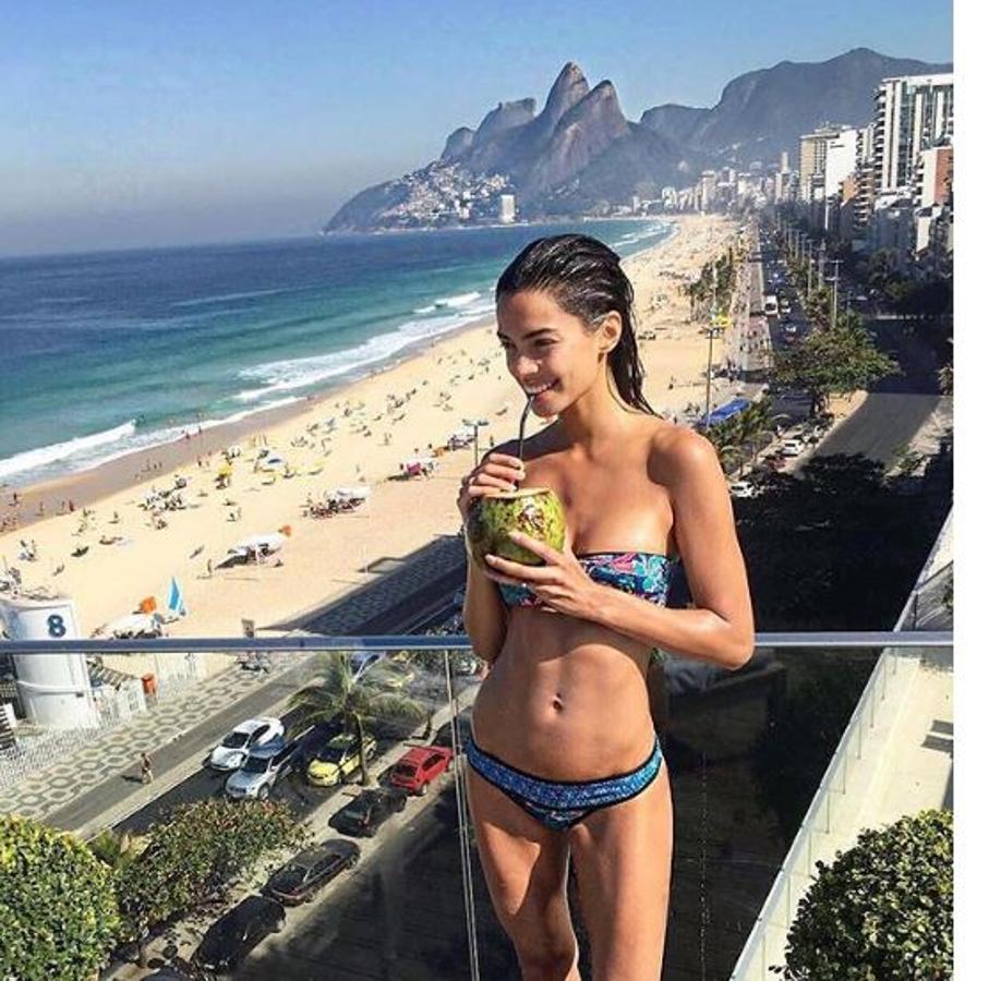 Con top bandeau y mucho color, así es el bikini con el que la modelo tinerfeña se dejó ver por Copa Cabana.