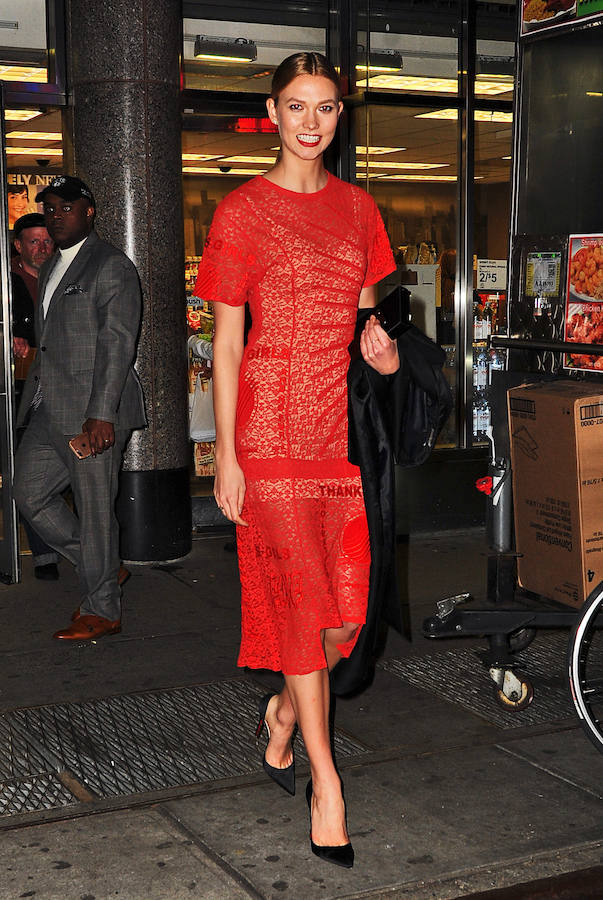 La modelo derrochó sofisticación con un vestido de guipur rojo de Stella Mccartney y salones negros de Christian Louboutin.