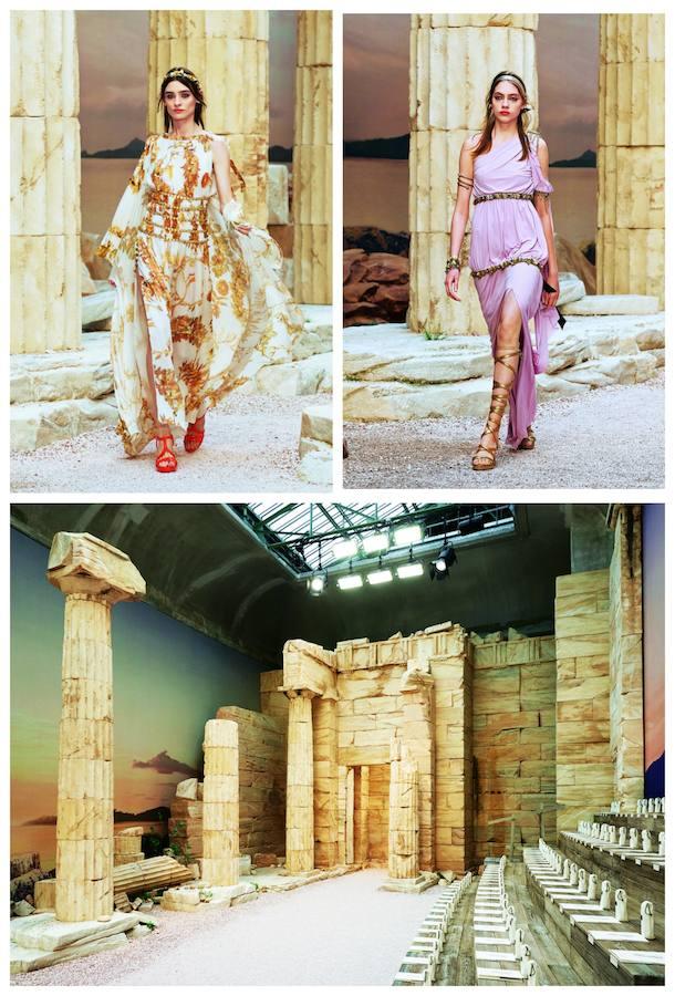 El crucero de Chanel viaja cada año a un destino diferente. Si en 2016 fue a Cuba, este 2017 lo ha hecho a la Antigua Grecia. Y no ha sido físicamente (el desfile se ha celebrado en París), sino a través de una colección llena de prendas y accesorios inspirados en esta cultura.