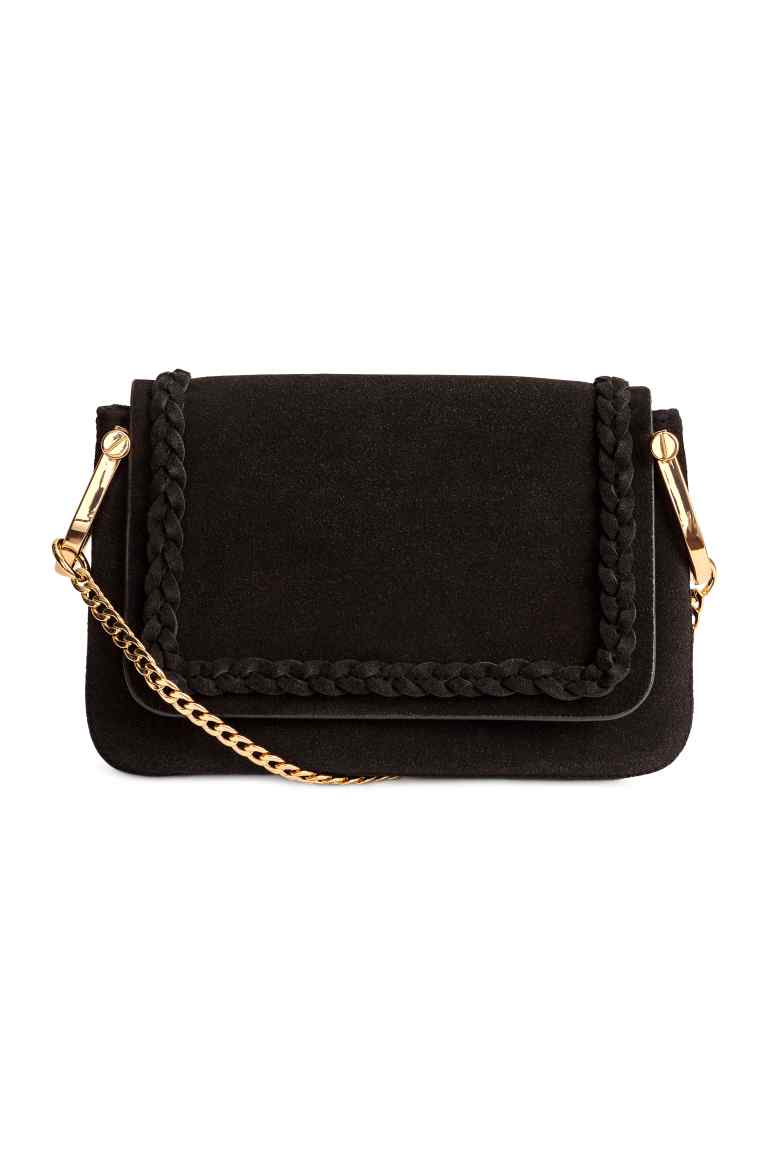 Bolso de ante negro con cadena dorada de H&M (19.99 euros).