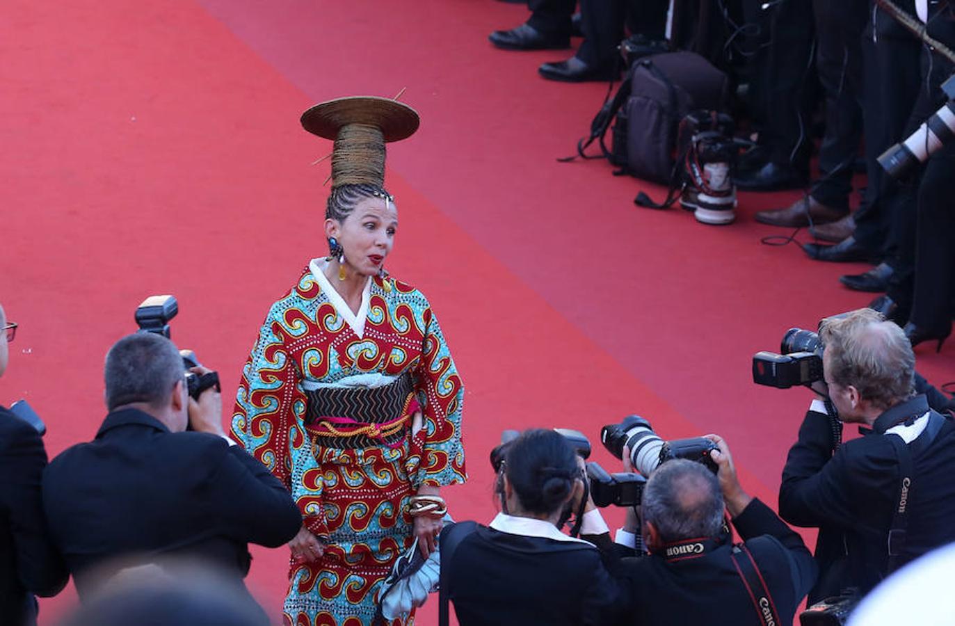 La española fue una de las más atrevidas de la alfombra roja con un vestido de inspiración asiática y estampado africano. ¡Ahí queda eso!