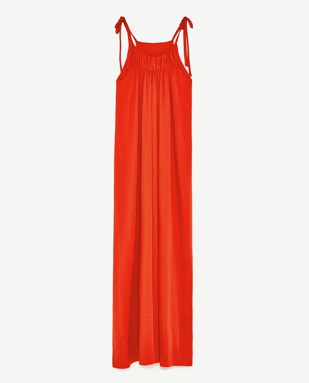 Maxi vestido rojo de Zara con detalle de lazos en los tirantes (25.95 euros).