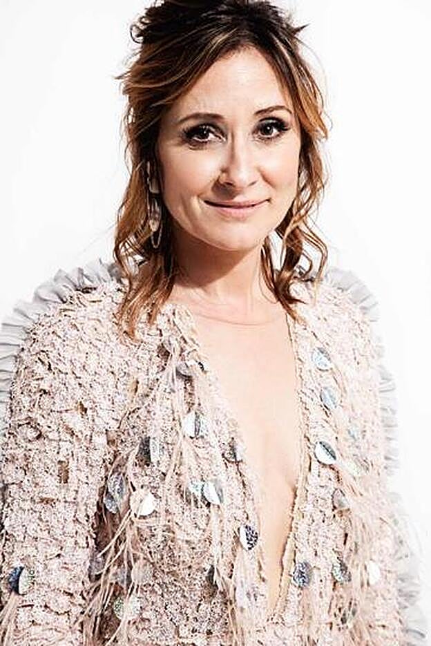 La actriz luce vestido de Ana Locking y sérum Neomorphose Clarté Fondamental de Carita