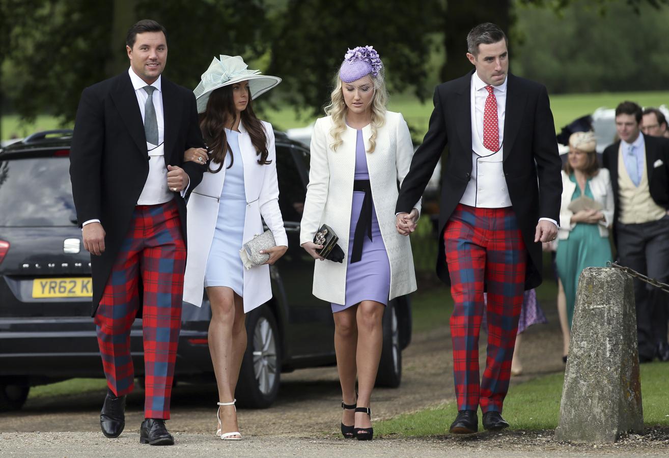 Algunos de los asistentes a su llegada al enlace