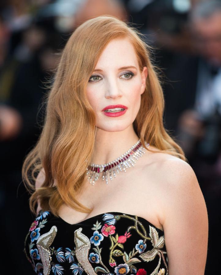 La actriz, que forma parte del jurado de esta edición, con ondas ligeras en las puntas, sombras grises y labios rojos.