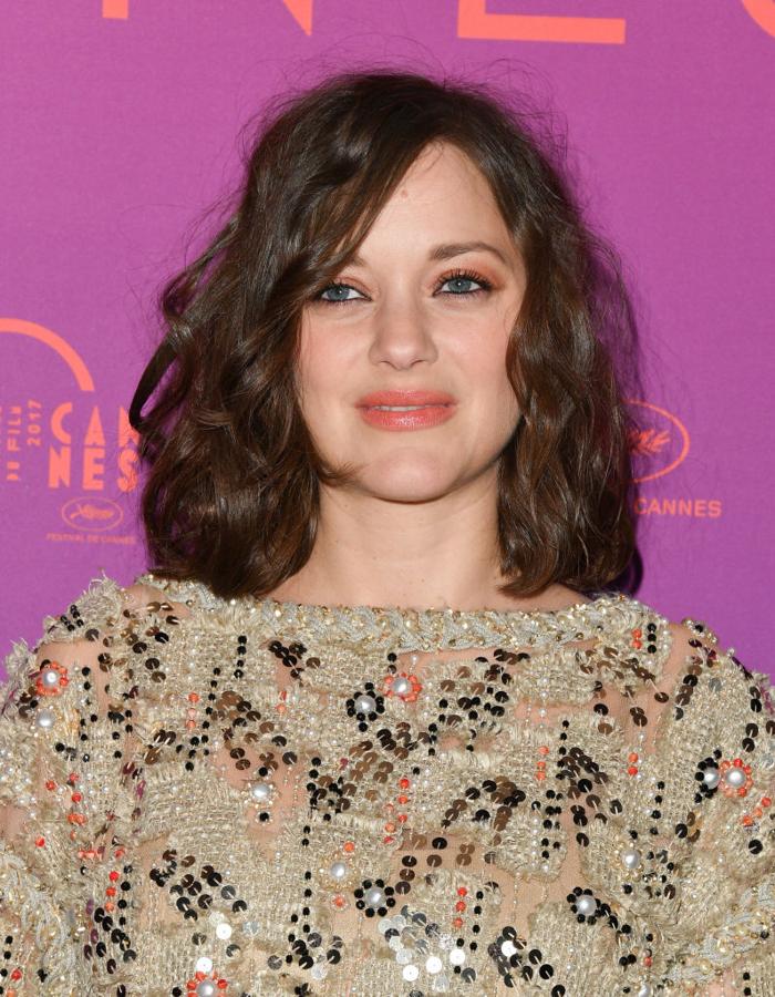 La actriz francesa con media melena ondulada y labios coral.