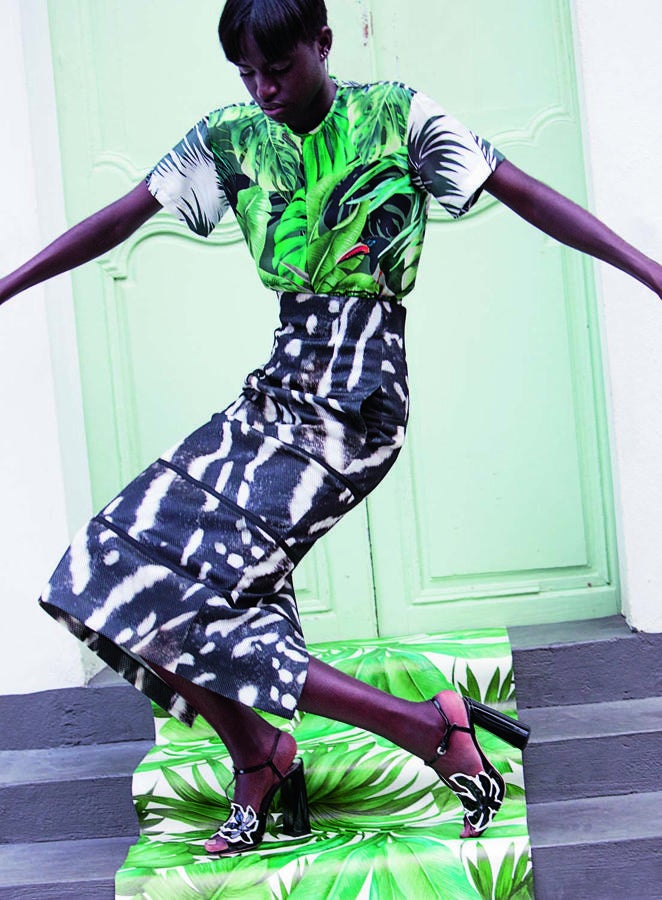 Top y falda de Max Mara, sandalias de Rochas y papel pintado de 4 Murs.