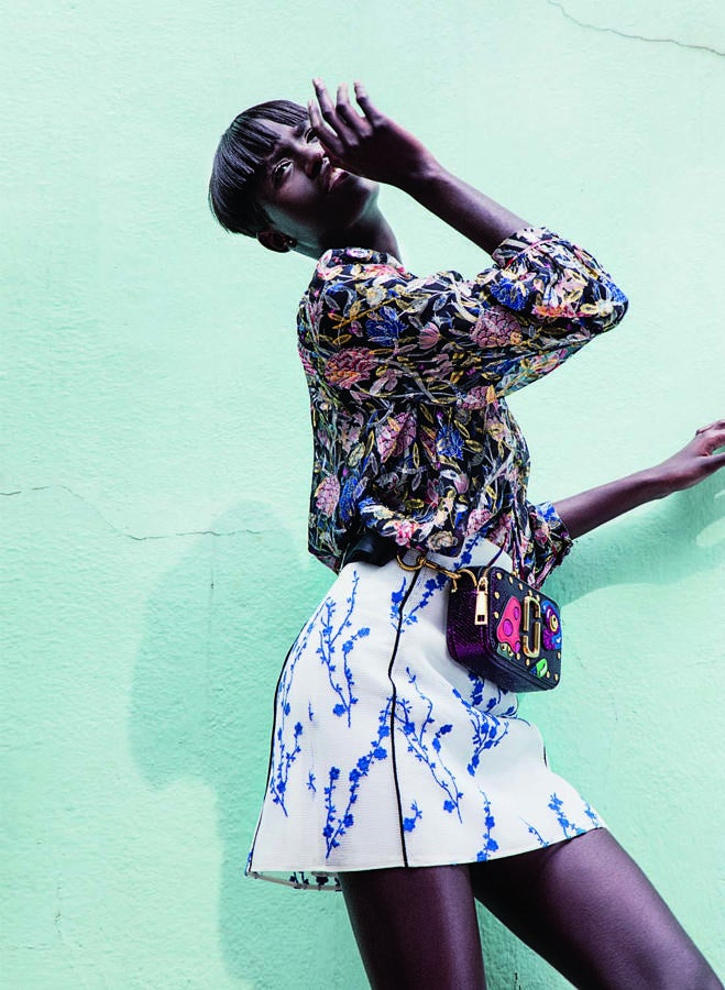 Blusa de Ba&amp;Sh, falda de Longchamp y bolso de Marc Jacobs.