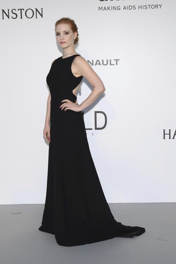 Elegantísima, con un Prada negro con escote en la espalda.