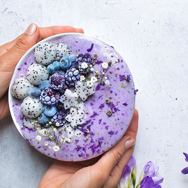 Con flores y frutos del bosque, un bowl todo en morado