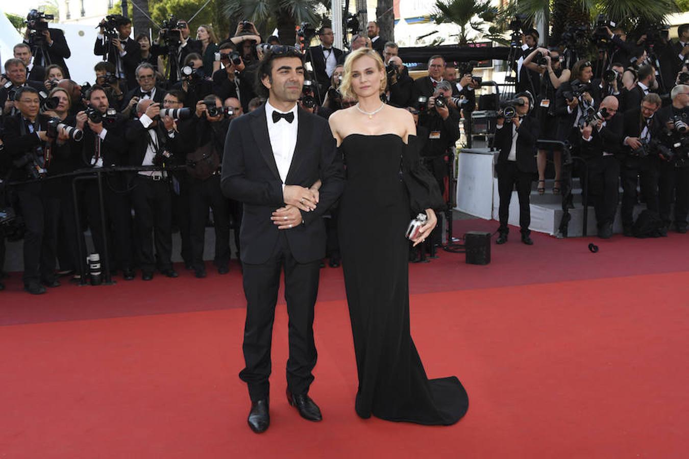 Negro y con los hombros caídos, el vestido de la actriz lo firmaba Jonathan Simkha.