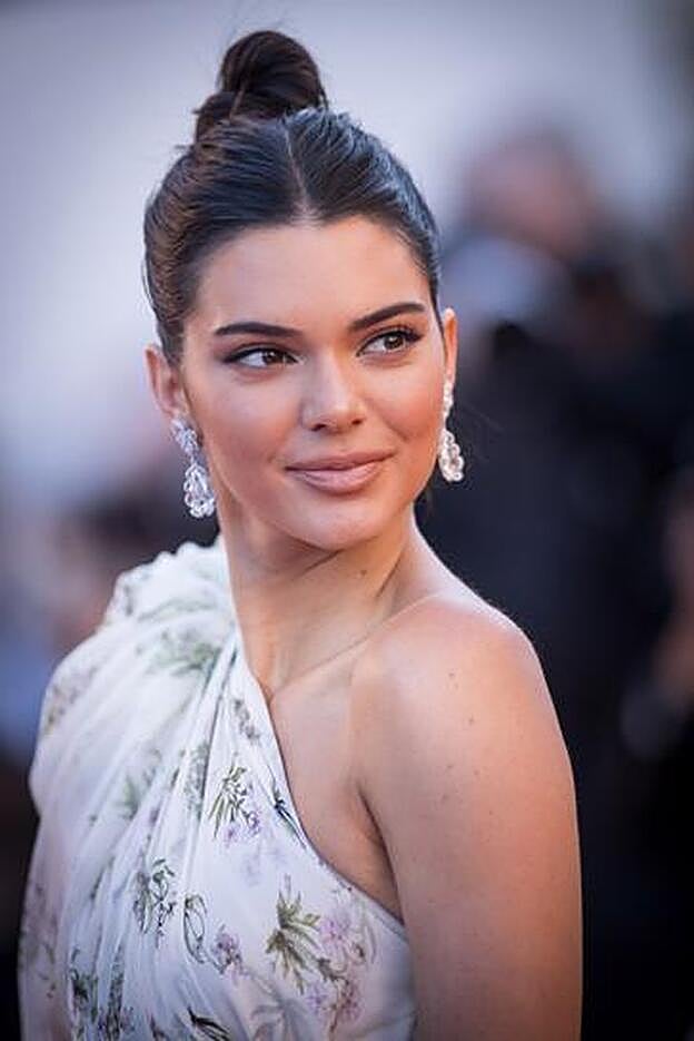 Kendall Jenner con moño alto con raya en el medio.
