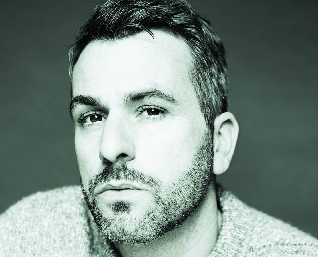 Se llama Paul Surridge y acaba de ser nombrado director creativo de todas las líneas de Roberto Cavalli en sustitución de Peter Dundas. Este inglés, de estética depurada, ha trabajado con Calvin Klein, Burberry o Jil Sander y presentará su colección en septiembre (verano 2018).