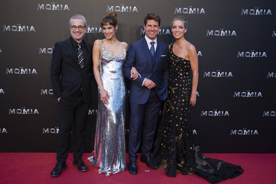 El director de 'La Momia', Alex Kurtzman, junto a los actores Tom Cruise, Sofia Boutella y Annabelle Wallis.