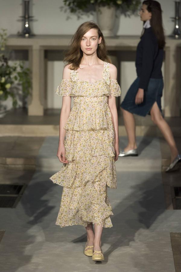 Vestidos fluidos que combinan con bailarinas, un look 100% naif