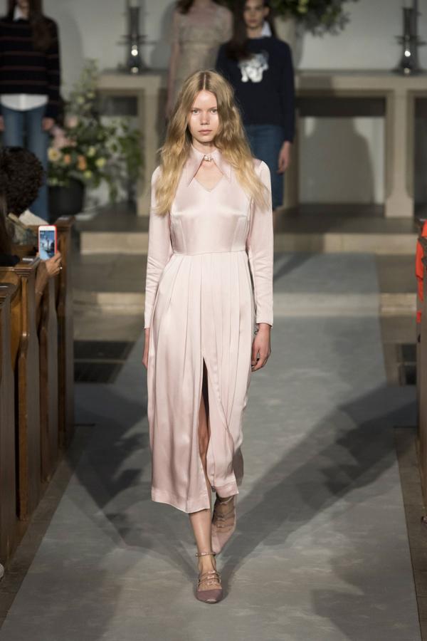 Siguiendo la tendencia del satén, Alexa lo emplea para confeccionar un vestido camisero como éste.