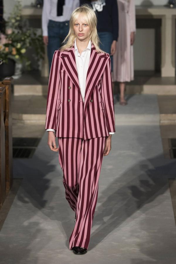 Un look working girl en clave sofisticada, eso es lo que propone Alexa para las reuniones de trabajo. Y no puede ser más arriesgado.