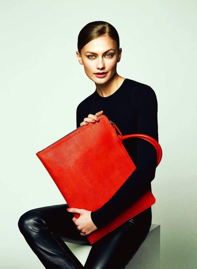 La nueva firma española de bolsos Jellymoon, creada por la consultora y experta en marketing Ana Hernando, se presenta con un modelo unisex pensado tanto para el trabajo como para el ocio. Es el "maletín" Ego, que, según colores y materiales, resulta muy femenino o totalmente masculino. La firma también presenta otros diseños en su primera propuesta.