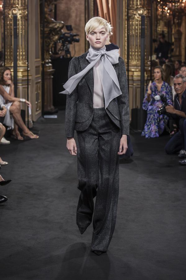 traje sastre y blusa de maxi lazada al cuello, otra de las apuestas de la firma