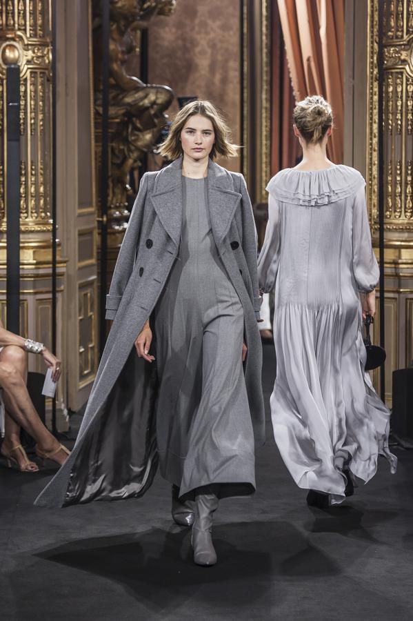 Vestido, botas y abrigo largo, todo en color gris