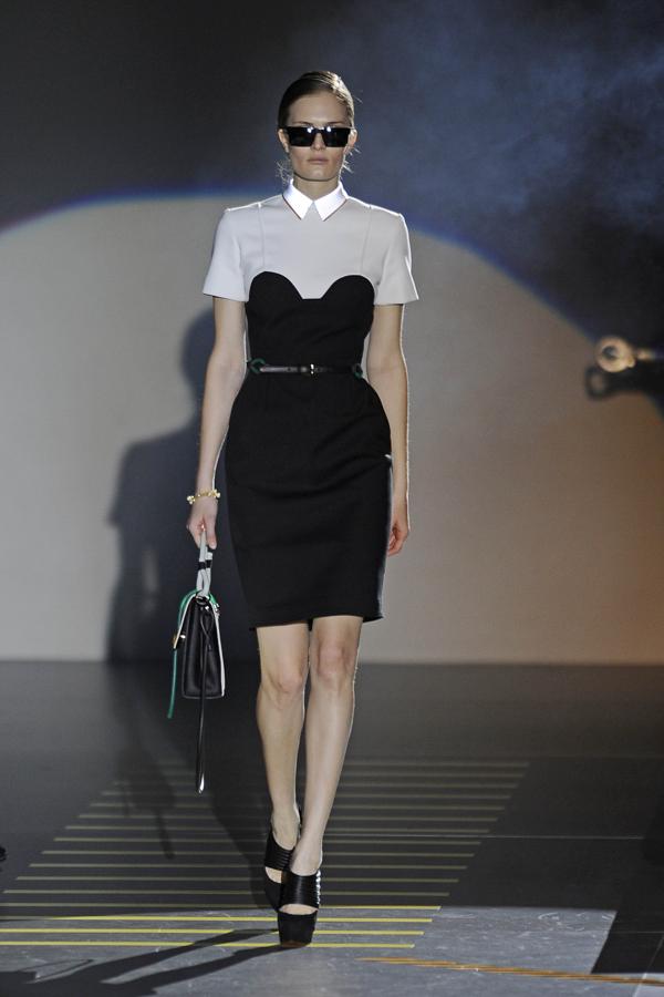 Look en blanco y negro presentado en la pasarela madrileña