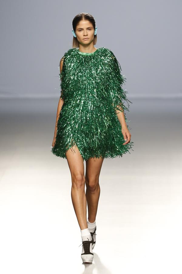 Uno de los diseños que subió a la pasarela madrileña fue este vestido realizado en espumillón típico navideño