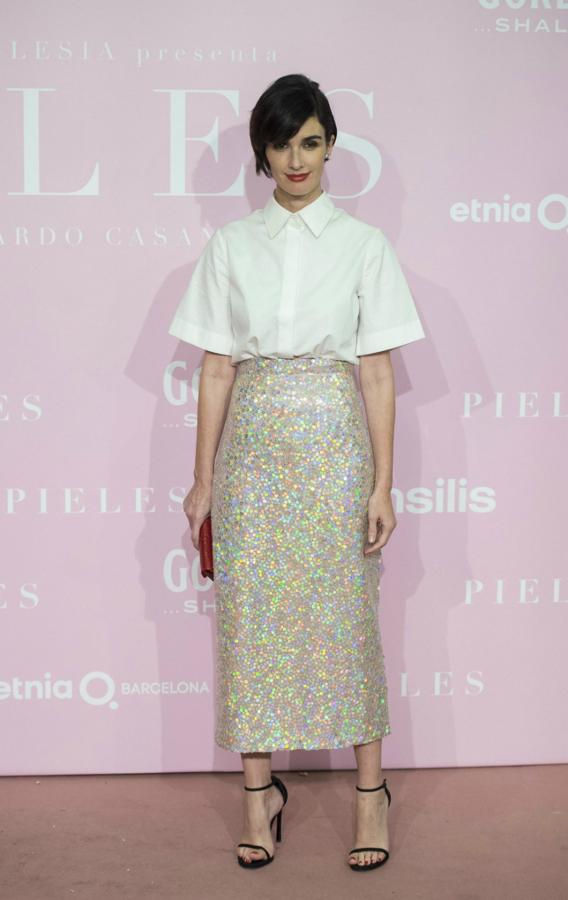 No se quiso perder el esreno de 'Pieles' y una vez más volvió a derrochar estilo con un conjunto de falda de lentejuelas de The 2nd Skin Co., blusa blanca de manga corta y sandalias negras de pulsera