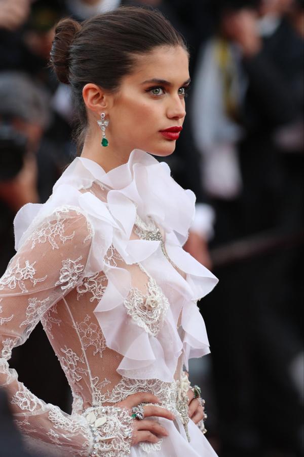 El clásico moño de bailarina peinado hacia atrás, y a media altura. Elegante y siempre una apuesta segura, para una boda, o para salir de fiesta.