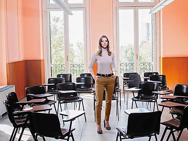 Tinka schubert. Acosada por defender activamente a las víctimas. La profesora de Sociología en la Universidad Rovira i Virgili logró evitar a un acosador conocido en su facultad, pero decidió implicarse en las denuncias hechas por algunas alumnas y por ello ha sufrido a su vez discriminación y acoso.