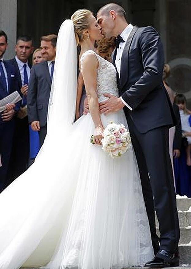 Los novios a la salida de la iglesia.
