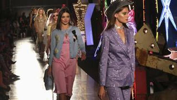 Fotos: Miranda Kerr, estrella del desfile de Moschino en Los Ángeles