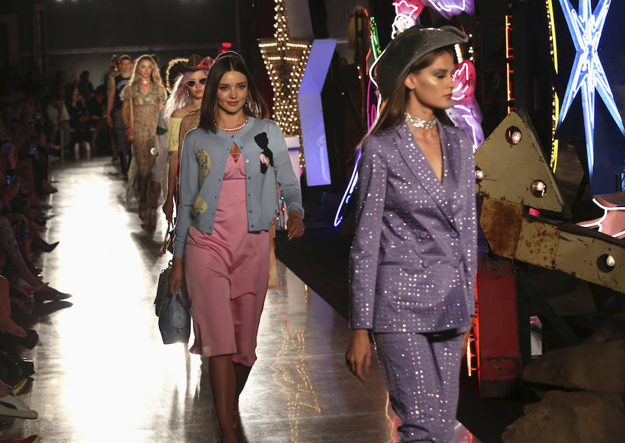 Carrusel final de desfile, con Miranda Kerr como protagonista absoluta.