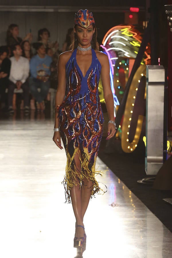 Joan Smalls, con un llamativo vestido con paillettes bordadas.