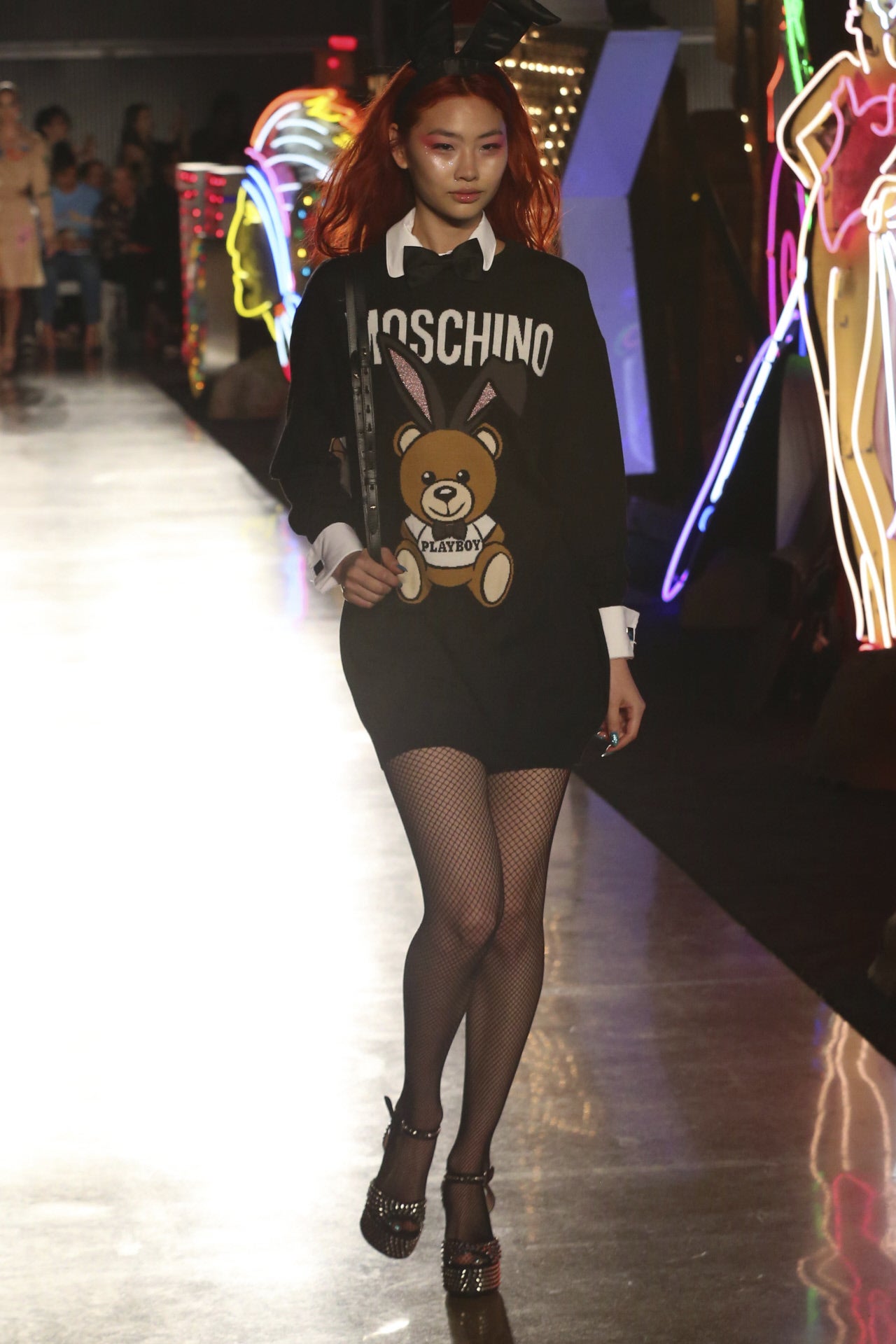 Jeremy Scott apuesta por el maxi logo de la firma en este vestido-jersey.