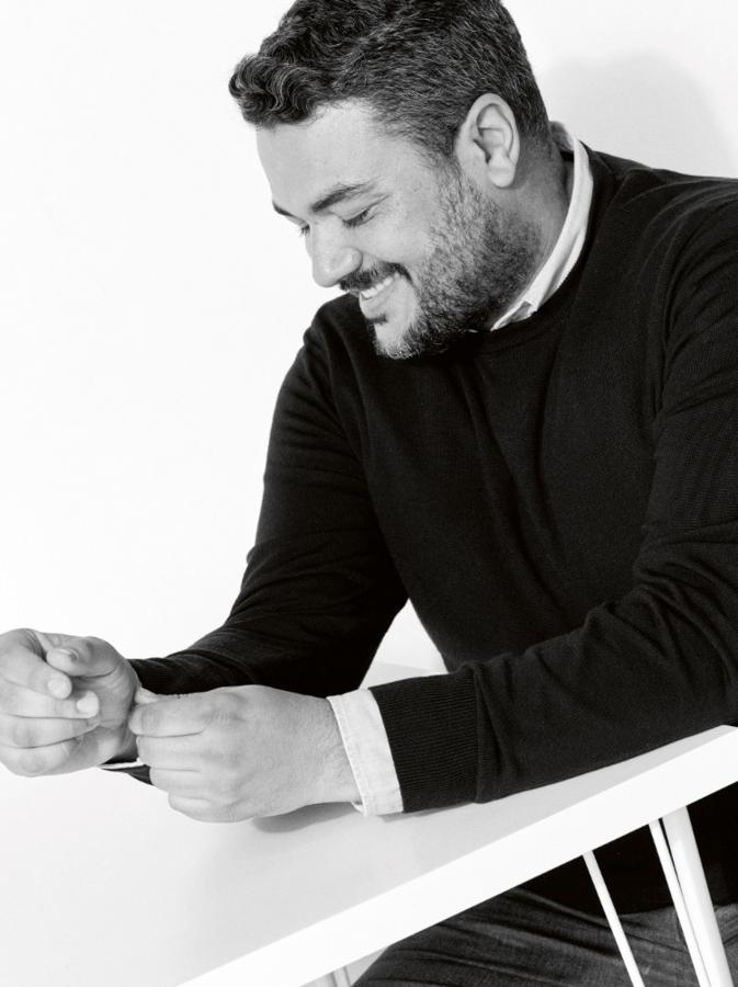 "Lo que más destacaría como tendencia es el color y las combinaciones entre colores. Pero si tuviese que apostar, lo haría al blanco. Es el protagonista y, si es en "total look", mejor todavía. Además, resaltaría el rojo y el amarillo. Otra tendencia: los estampados florales o tropicales. Y los volantes en todo tipo de prendas".