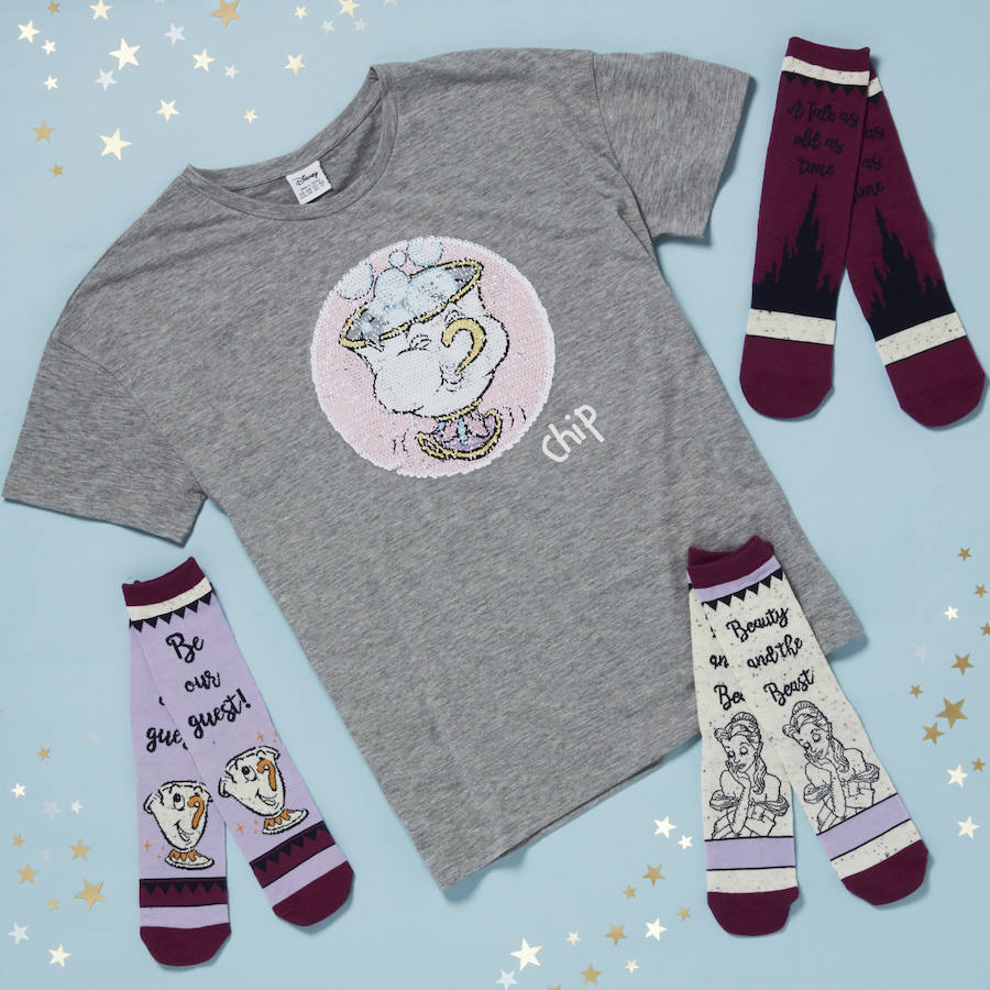 Así queda la camiseta de lentejuelas reversible cuando decides cambiar la imagen de Chip. ¡Nos parece una opción genial para tener dos prendas en una y optimizar tu equipaje estas vacaciones! ¿Y qué nos decís de los calcetines?