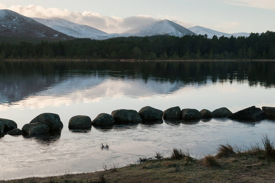 Situada en el centro de Escocia, en la región de las Highlands, esta pequeña ciudad es la entrada al espectacular Parque Nacional de Cairngorm, una ubicación perfecta para pasar las vacaciones con temperaturas moderadas. Ideal para ciclistas, escaladores, pescadores y amantes de los deportes acuáticos que buscan turismo de aventura, no puedes dejar de visitar el Green Lochan, un hermoso lago de agua clara y turquesa que, cuenta la leyenda, es tan verde porque los duendes solían lavar su ropa en él (Fuente: Hundredrooms).