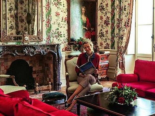 María en el elegante salón del Château Sutard.