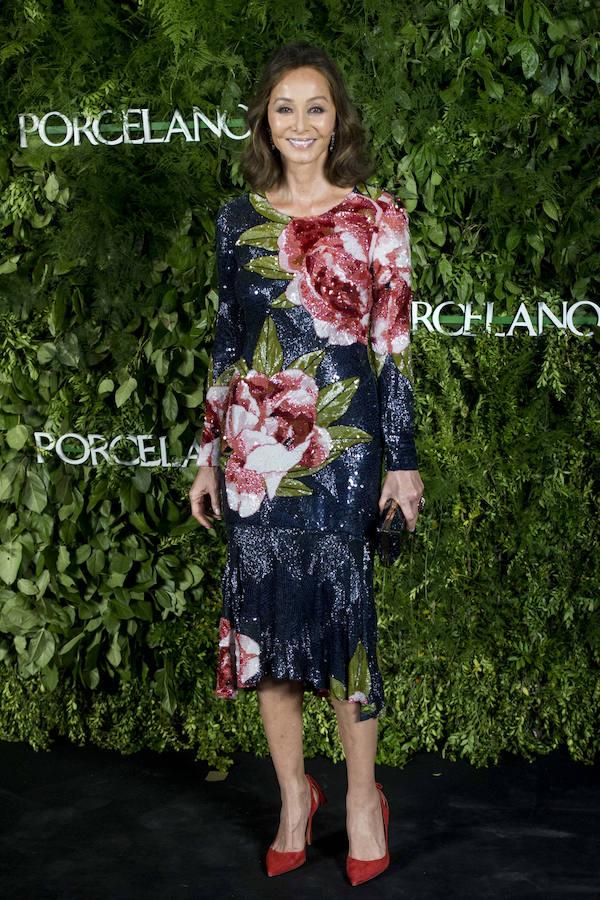 Brilló con un diseño de paillettes con estampado de flores que combinó con unos salones rojos