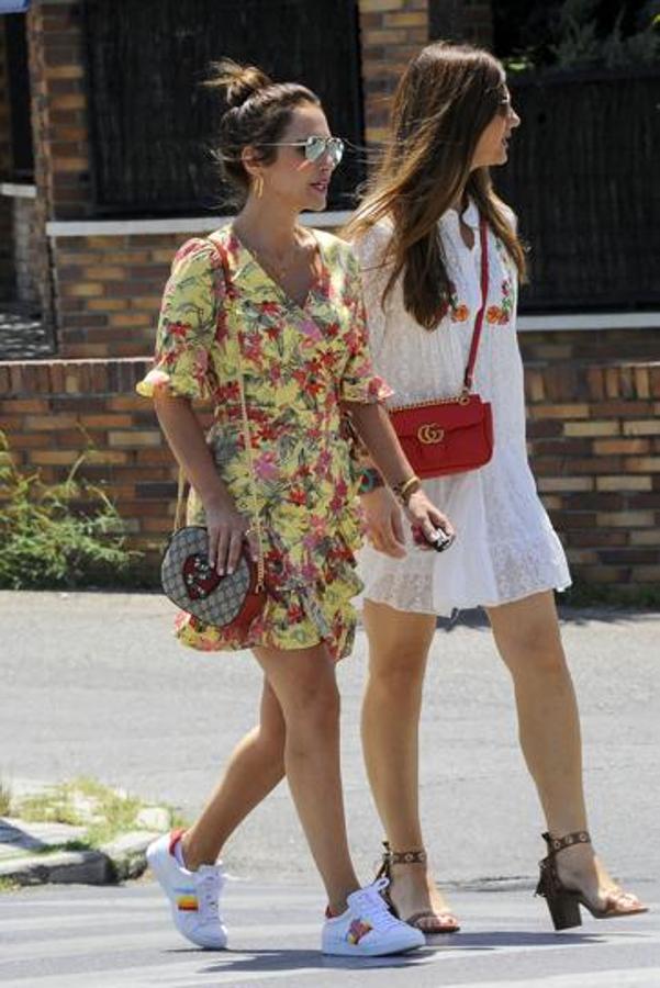 La actriz dio una lección de estilo con un diseño floral de Zara, que está agotado en la web y costaba 25,95 euros, que combinó con unas zapatillas blancas de Guts & Love y bolso de Gucci