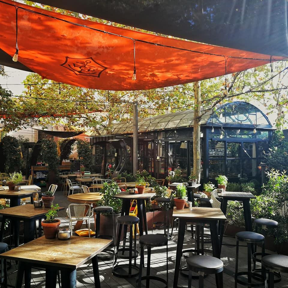 Además de  sus croquetas (unas de nuestras favoritas después de las de nuestra madre, como te contamos en esta guía gastro) , Arzábal Reina Sofía se convierte en uno de nuestros imprescindibles para disfrutar de su terraza durante los veranos en Madrid. En el Museo Reina Sofía de Madrid (Calle Santa Isabel, 52)
