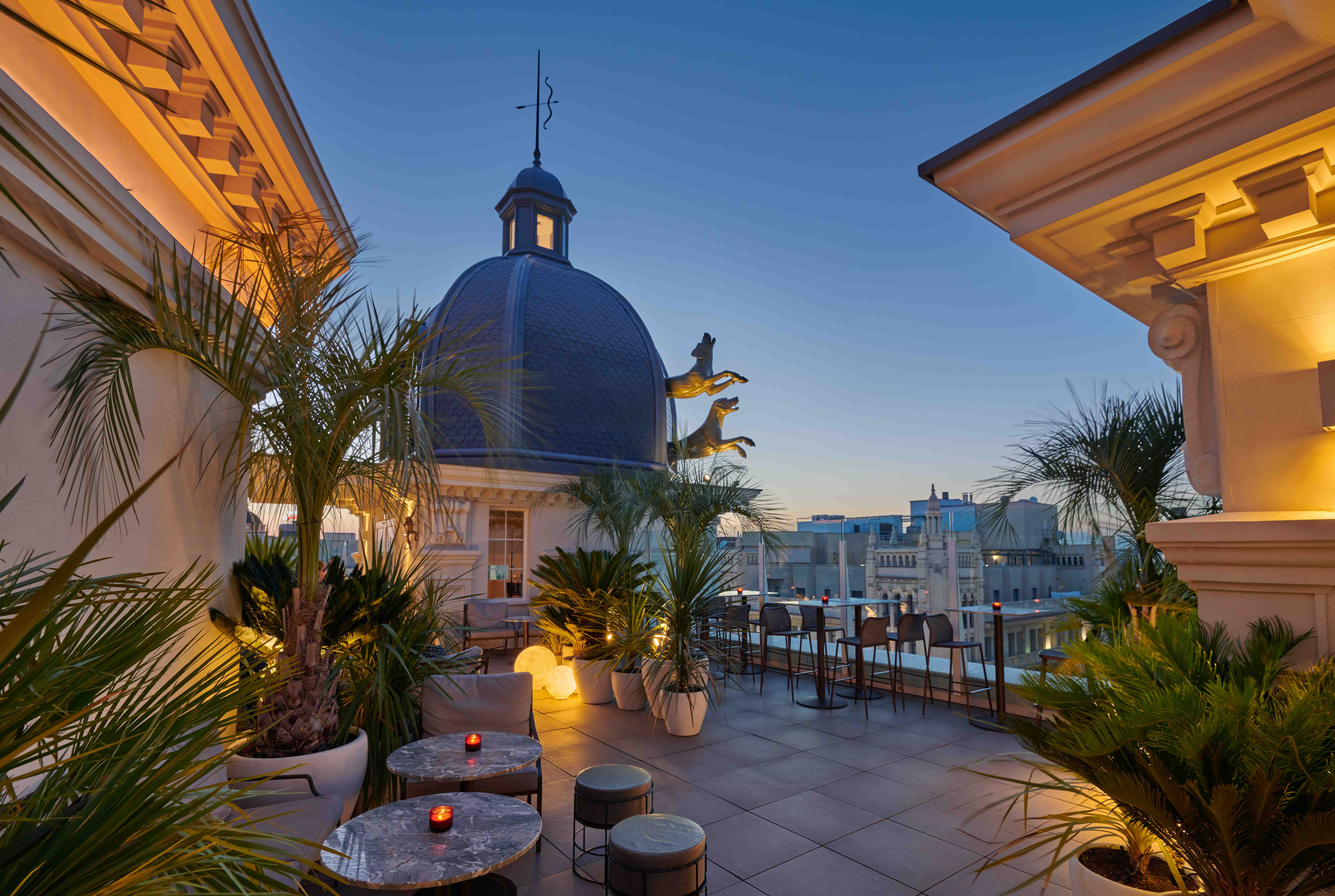 Ubicada en la décima planta del Hotel estilo art decó Hyatt Centric Gran Via Madrid (Gran Vía, 31), la terraza "El Jardín de Diana" ofrece una segunda temporada cargada de ricos cócteles de autor (su especialidad) y un picoteo fresquito para quien quiera acompañamiento. En la carta encontrarás hasta 12 propuestas distintas de combinados junto con nuevos platos de los que caben mencionar las Arepas de camarones acompañadas de mayonesa sriracha, Tartar de remolacha y endivia blanca, Tiradito de vieiras con piña, tatemada y cebolla morada encurtida, Cangrejo de conja blanca, tempura de maíz con aguacate y pico de gallo... entre otros. Su horario es de 16h a 1h de domingo a jueves, ampliando hasta las 2h los viernes y sábados. Además, la terraza tiene su historia y es que está Coronada por la Diosa Diana, una escultura diseñada específicamente para el Hotel, apuntando con su arco al ave fénix situado en el edificio de enfrente para salvar a su amado Endimión. Sin duda un plan de 10 si lo que buscas es tomar un buen cóctel en un espacio de lo más acogedor y rodeada de un amplio y elegante jardín. Aunque si lo prefieres también puedes disfrutar de su zona interior que además tiene una de las mejores vistas del sur de Madrid. ¿Te apuntas?