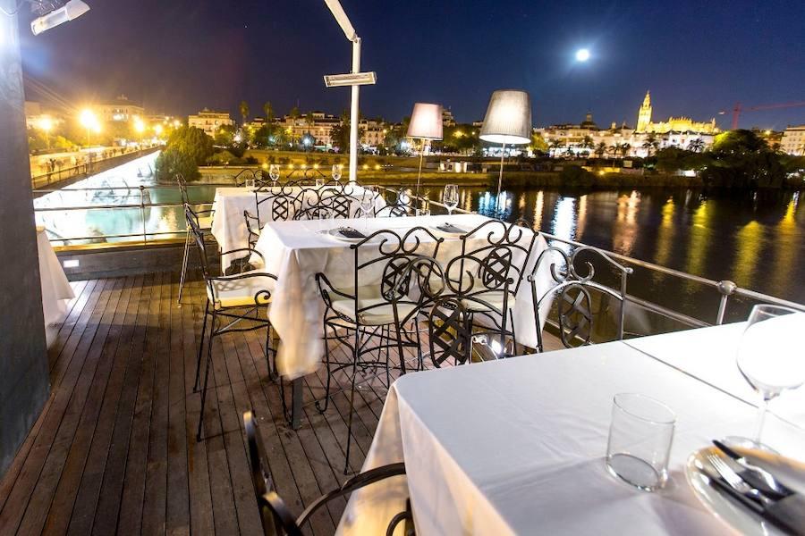 En el Puente de Triana, esquina con la Plaza del Altozano, en Sevilla.