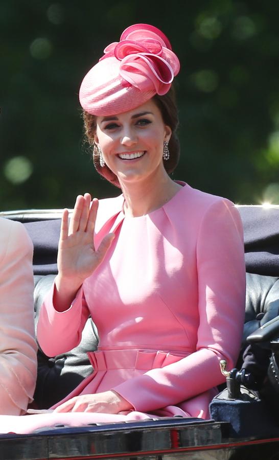La Duquesa de Cambridge ha vuelto a dar una lección de estilo con vestido de Alexander Mcqueen rosa y tocado a juego