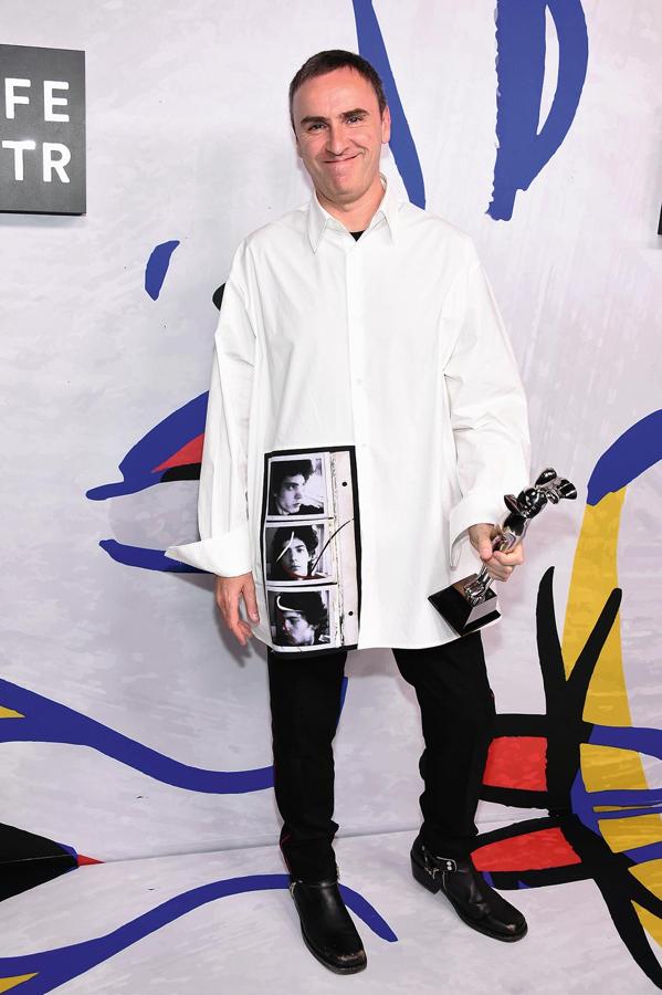 Raf Simons no podía empezar mejor su trayectoria al frente de la dirección creativa de Calvin Klein, porque ha sido galardonado con un premio CFDA (el más importante de la industria americana)como mejor diseñador. Stuart Vevers, de Coach, se hizo con el de accesorios.