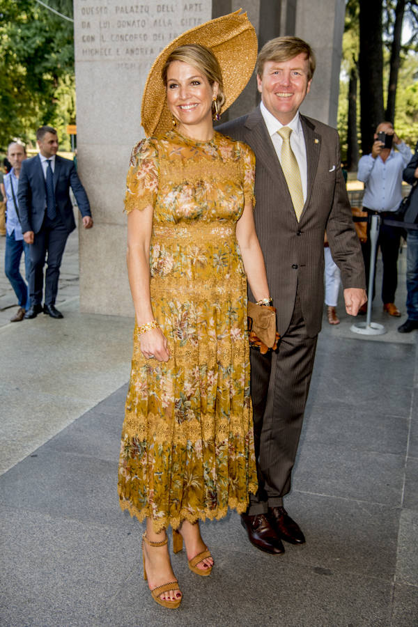 Los reyes de Holanda están de visita en Italia y en la parada que han hecho en Milán, Máxima ha derrochado elegancia con un vestido midi con bordados y encaje que combinó con un tocado de plato y unas sandalias con plataforma en color mostaza.