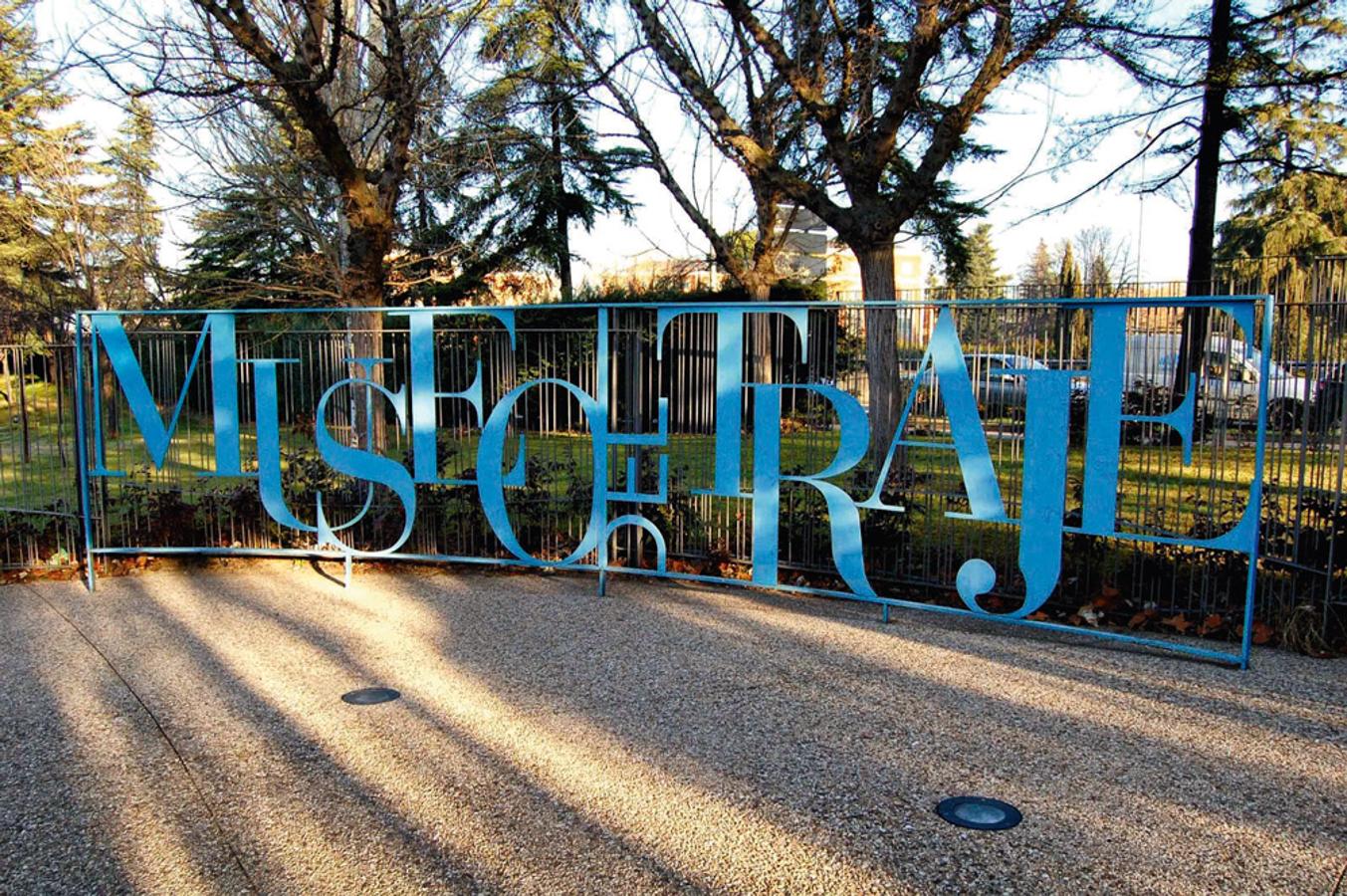 Google Arts & Culture ha impulsado un proyecto en el que museos e instituciones de todo el mundo relacionados con la moda, entre otros el Museo del Traje de Madrid, comparten sus archivos, piezas y documentos para que los usuarios puedan disfrutar de la historia de la moda a través de vídeos explicativos.