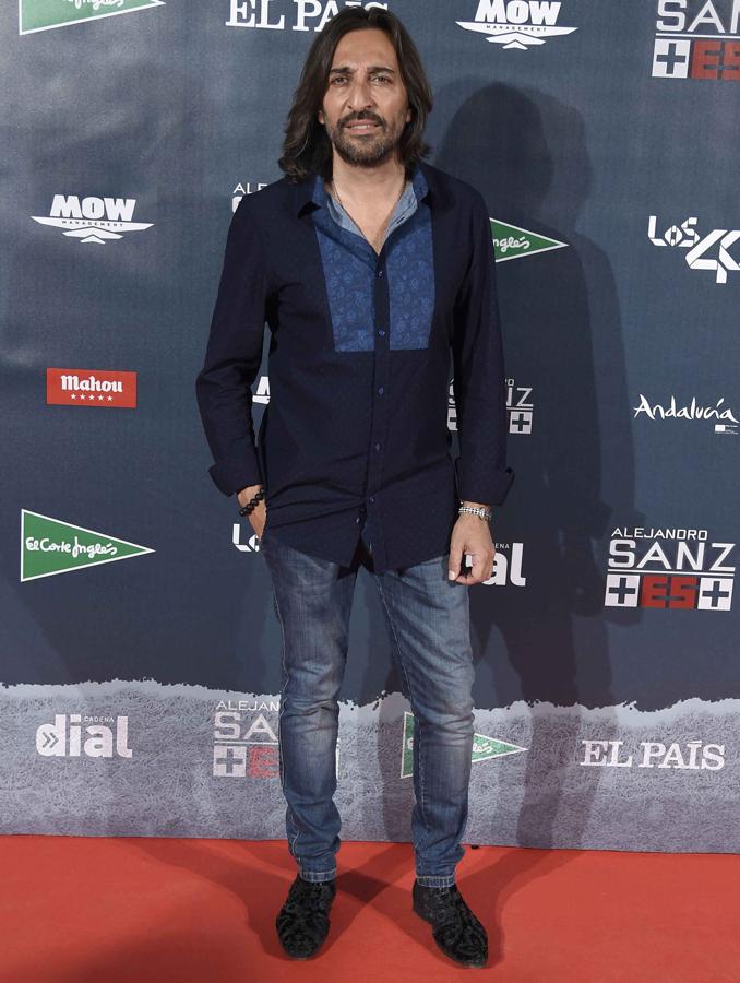 El cantante llamó la atención por sus zapatos negros.